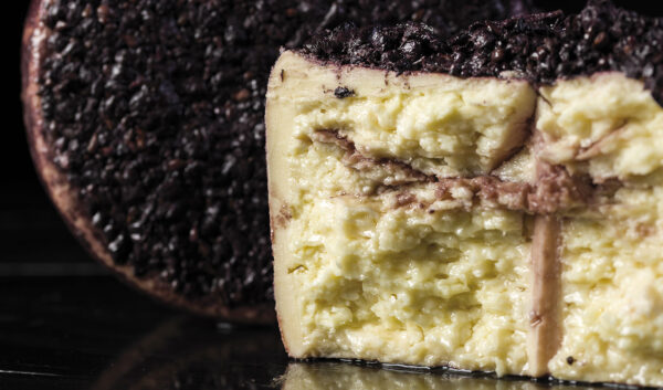 Pecorino Stagionato alle vinacce di Cesenese Nero - spicchio