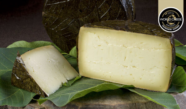 Pecorino Stagionato affinato con foglie di noci